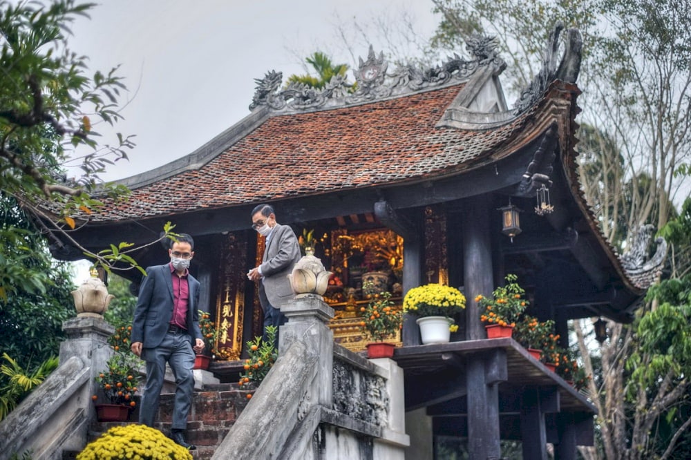 Many tourists come to One Pillar Pagoda to offer incense and pray for peace